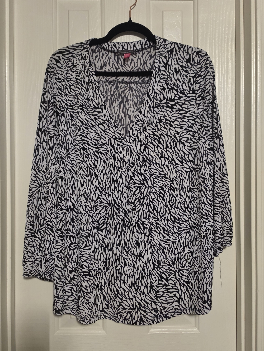 Vince Camuto Black & White Printed Long Sleeve V-Neck Top